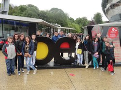 Photo de groupe de nos jeunes Conseillers à l'entrée de l'Atomium