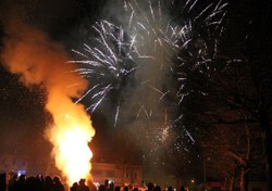 Feureu de Morlanwelz : cortège du lundi soir, grand feu et feu d'artifice