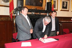 Paul Furlan, Ministre des Pouvoirs locaux, de la Ville, du Logement, de l'Energie et des Infrastructures sportives, signe la promesse de subside